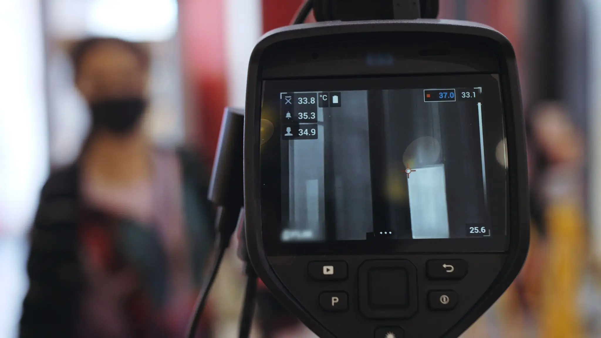 Thermal camera screen displaying temperature readings.